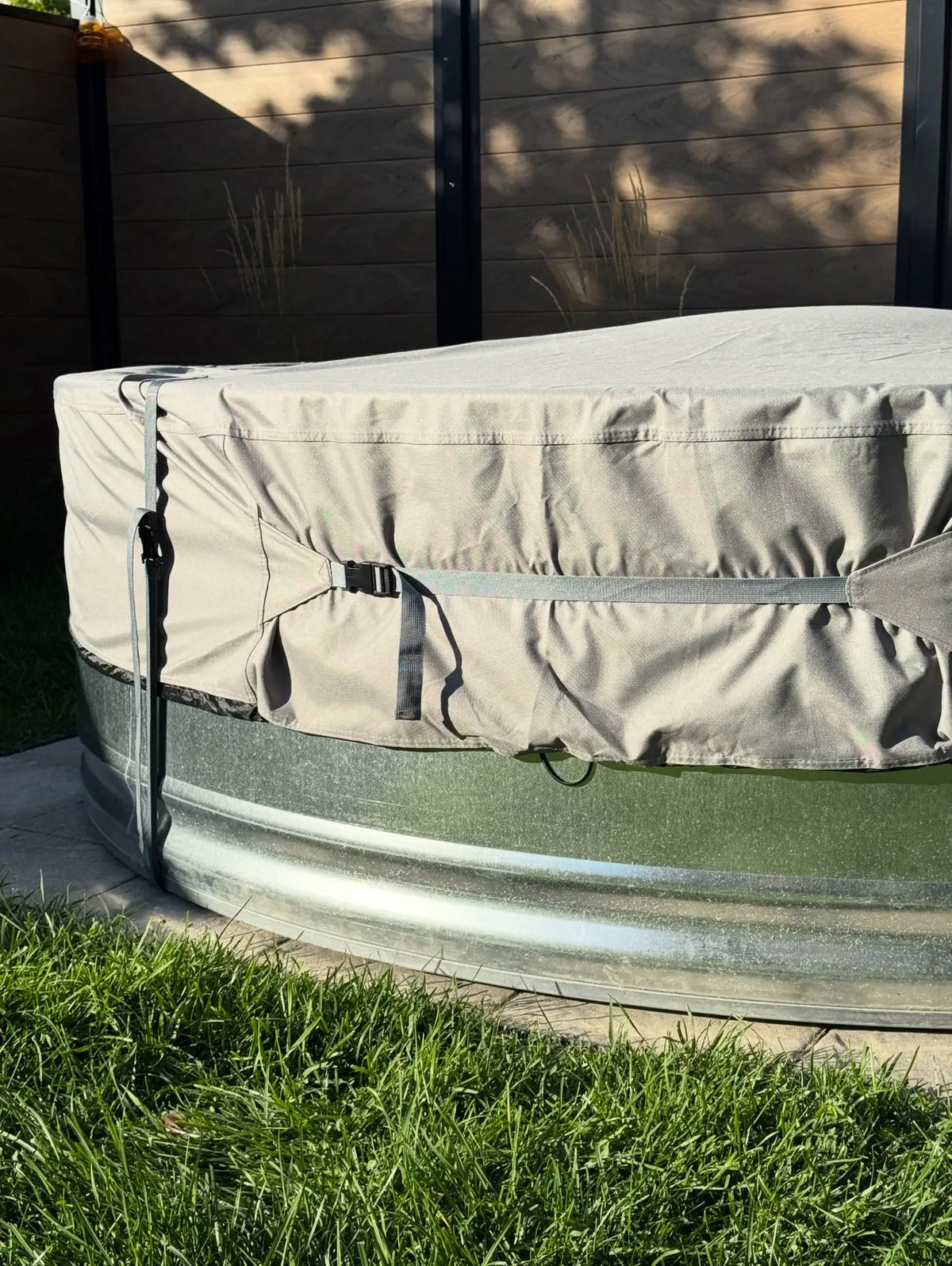 Housse sur mesure pour stock tank pool – gros plan sur la boucle et l'anneau d'ouverture à la base | ILOTank