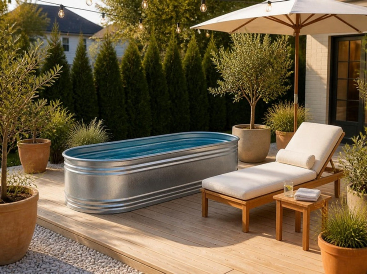Stock tank pool ovale 8' x 3' x 2' en acier galvanisé sur une terrasse en bois aménagée | ILOTank